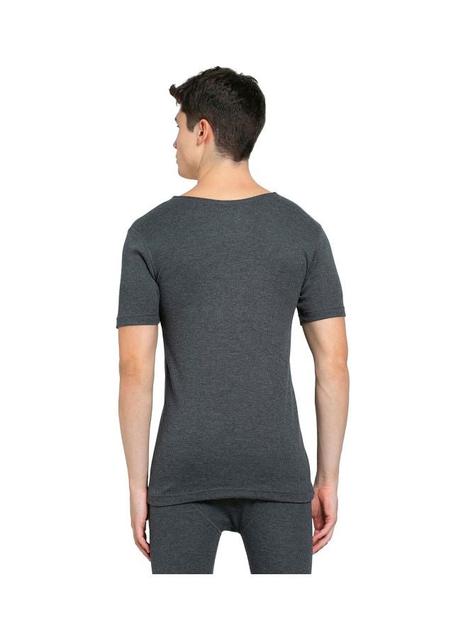 JOCKEY قميص داخلي حراري بأكمام نصفية من Jockey 2400 للرجال مصنوع من القطن الممشط الممتاز مع تقنية Stay Warm and Stay Fresh - Image 2