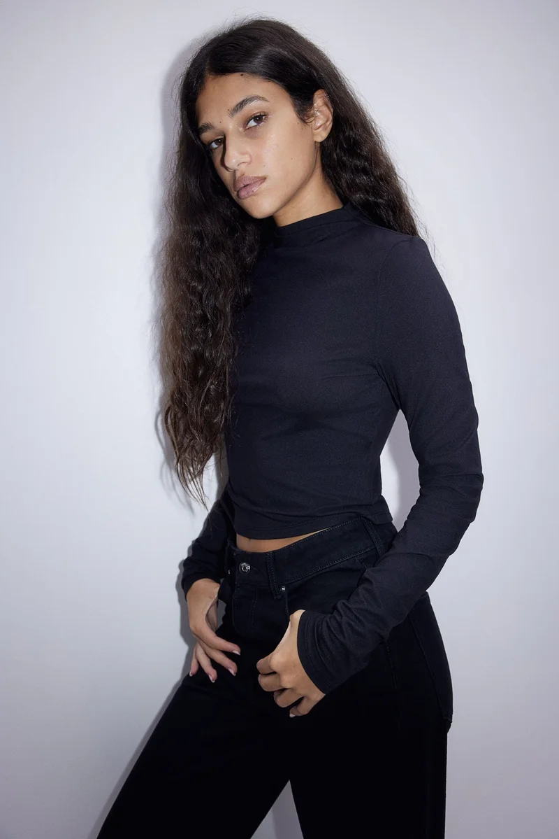 اتش اند ام بلوزة بياقة مدورة