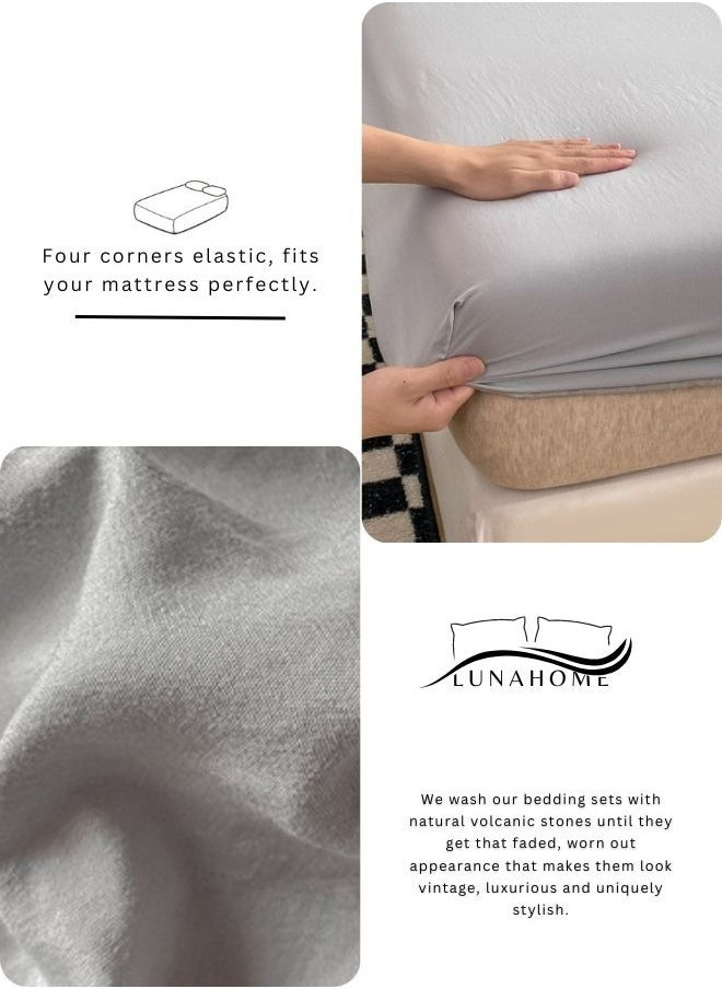 LUNA Home - 3-Piece Set: king-size fitted bedsheet and two pillowcases, washable cotton in a light grey color. - Image 1