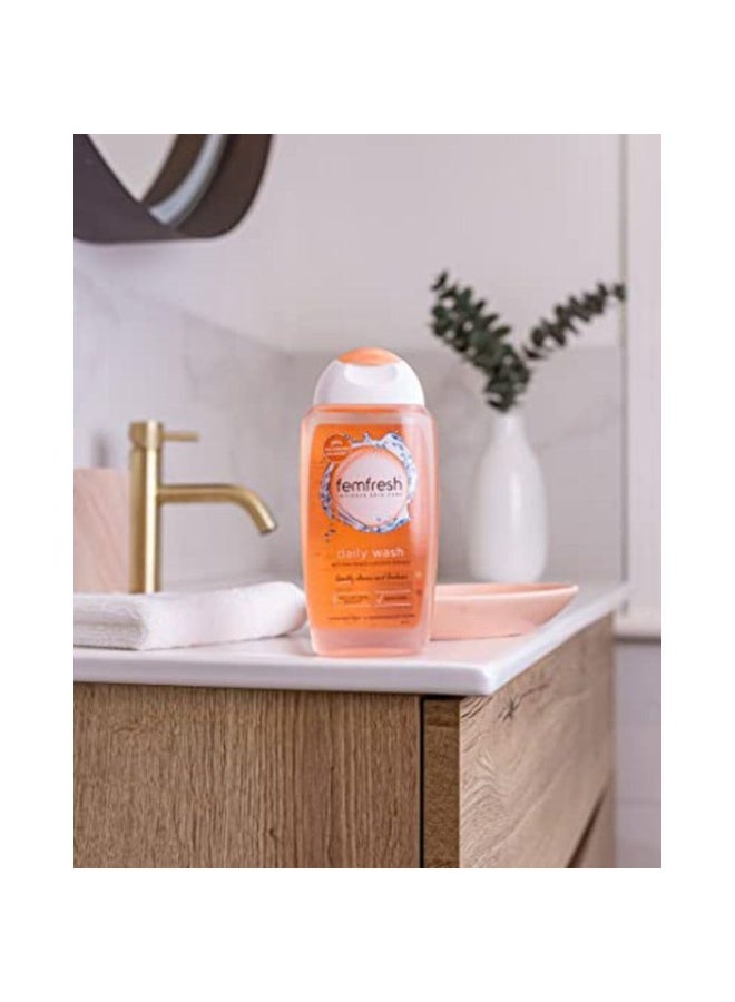 فيم فريش Femfresh غسول للمناطق الحساسة - عناية وانتعاش كاملين للمناطق الحساسة بخلاصة الصبار الطبيعية، ٢٥٠ مل - Image 2