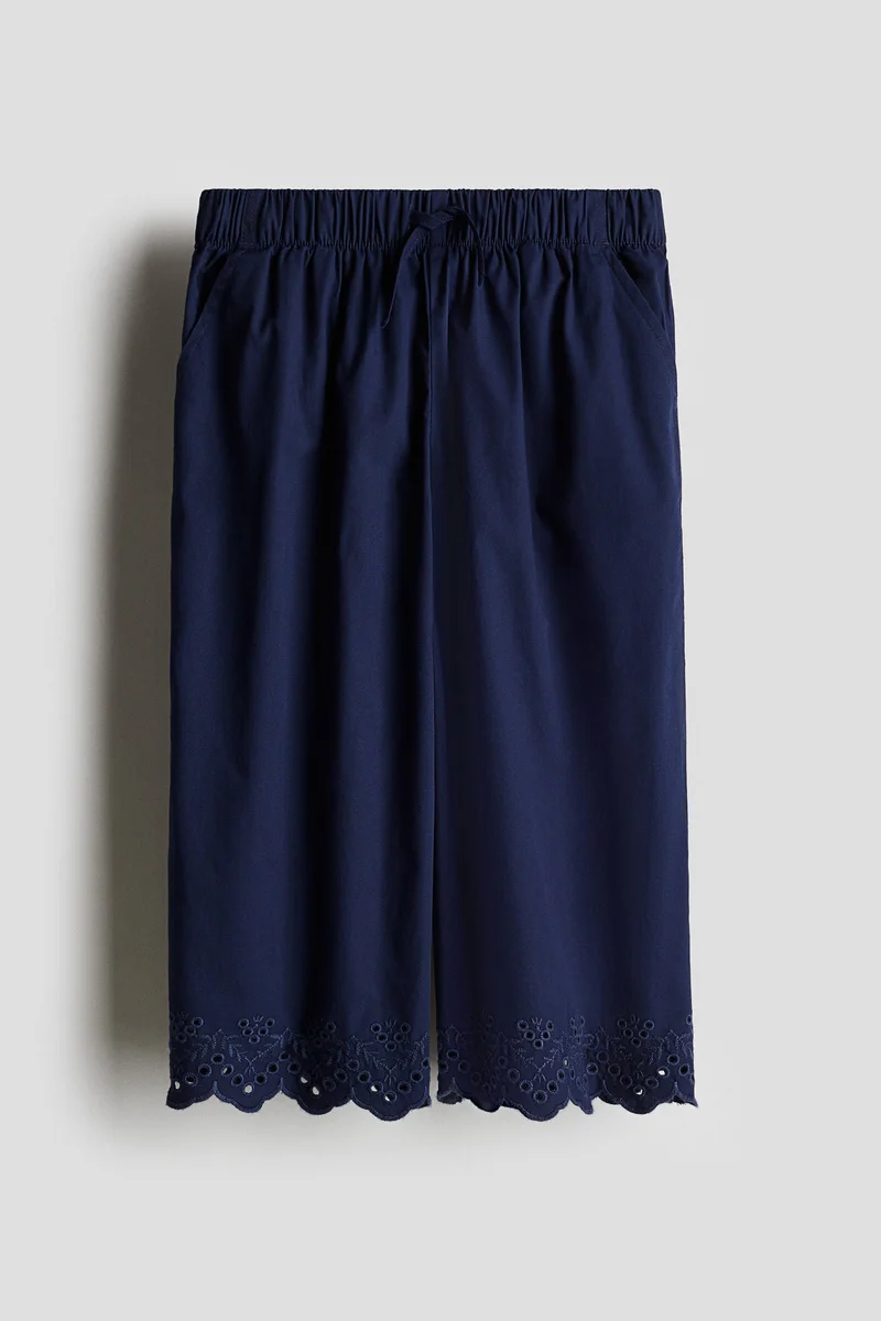 اتش اند ام بنطلون قصير بتطريز أنجليزي