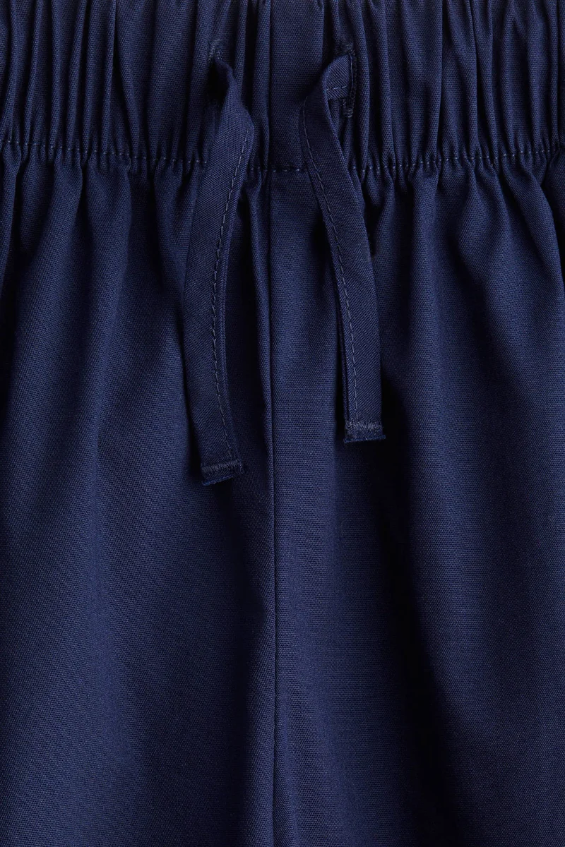 اتش اند ام بنطلون قصير بتطريز أنجليزي