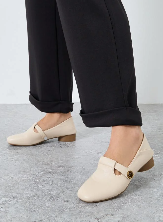 تايك تو حذاء بتفاصيل زهور وكعب بلوك