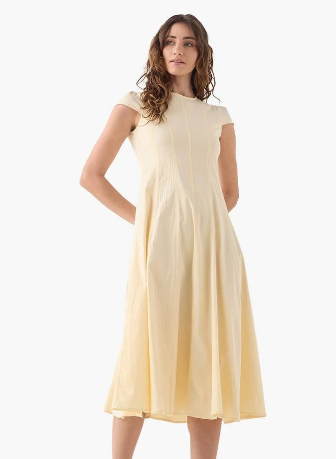 ايكونيك فستان أيقوني بياقة دائرية وأكمام كاب مزينة بألواح