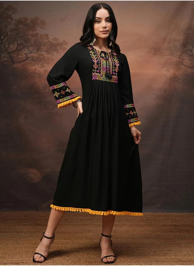 Vishudh Vishudh Women Embroidered Tie-Up Neck A-Line Midi Dress