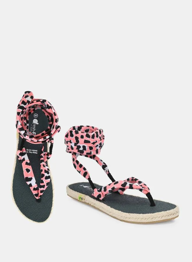 فريش فيت صنادل مسطحة برباط للكاحل وطبعات من ستايلي