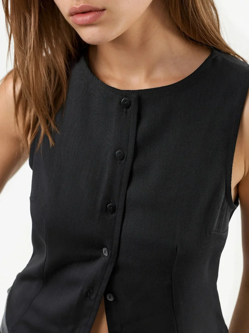 هيكاب Buttoned Sleeveless Top