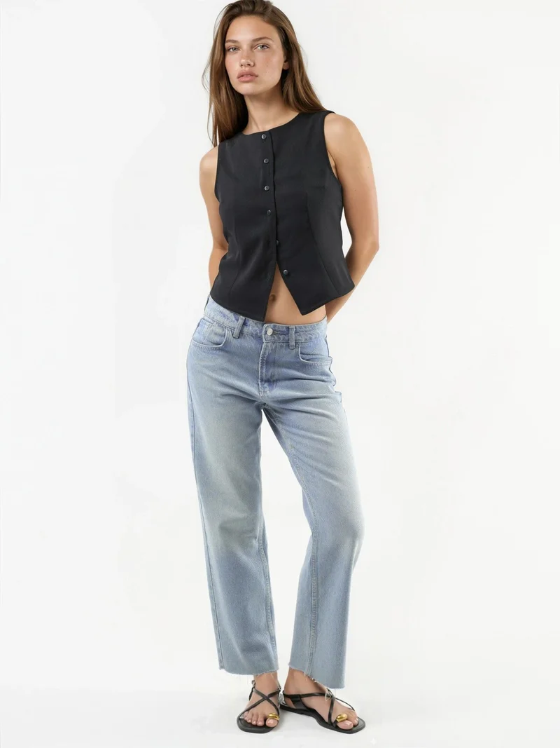 هيكاب Buttoned Sleeveless Top