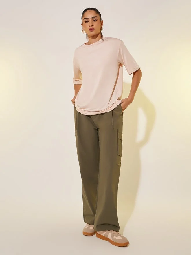 تايك تو تيشيرت بطباعة شعار على الظهر بياقة مستديرة