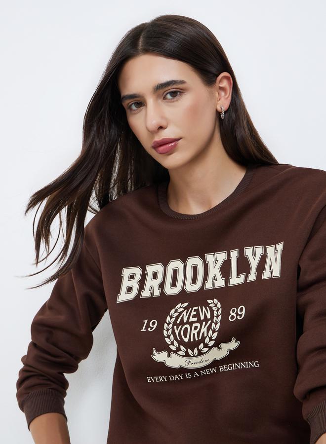 تايك تو سويت شيرت بني بطبعة بروكلين - Image 1