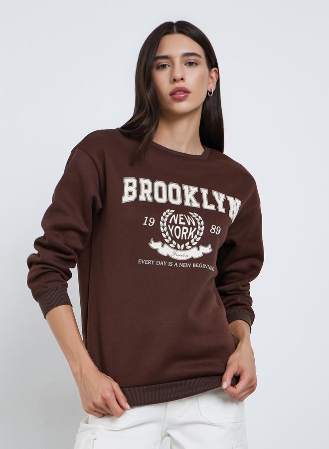تايك تو سويت شيرت بني بطبعة بروكلين - Image 3
