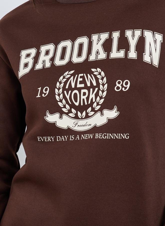 تايك تو سويت شيرت بني بطبعة بروكلين - Image 4