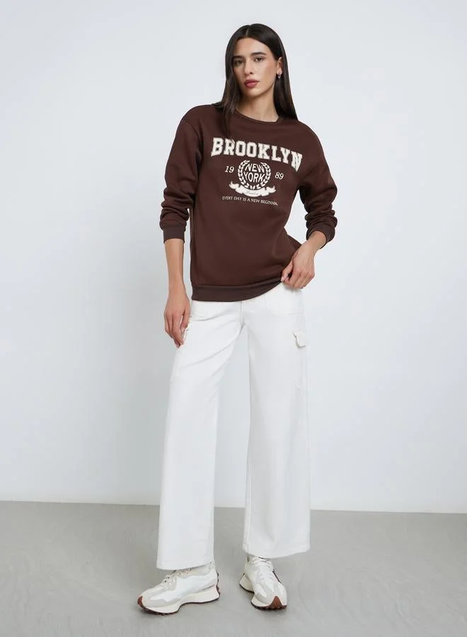 تايك تو سويت شيرت بني بطبعة بروكلين