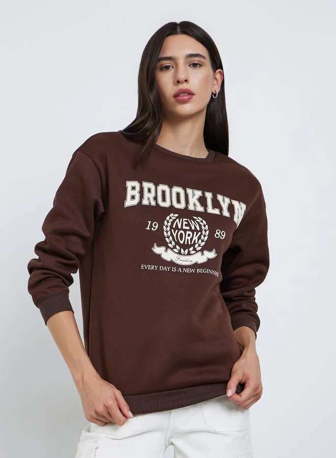 تايك تو سويت شيرت بني بطبعة بروكلين