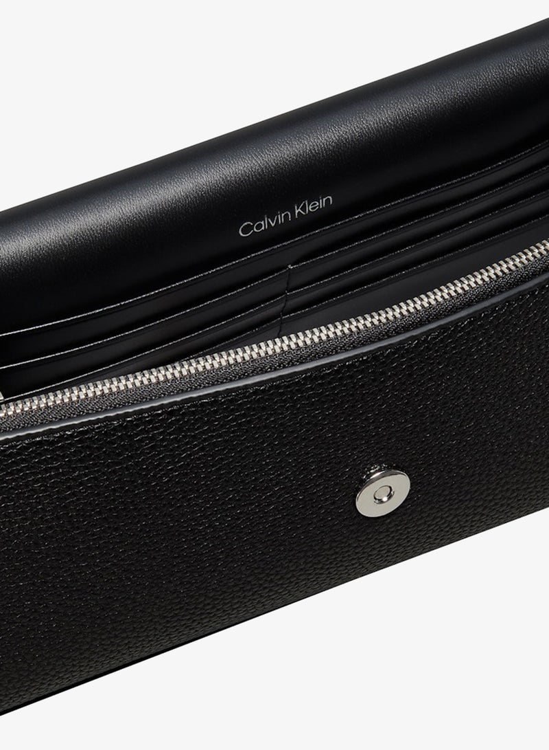 CALVIN KLEIN Emblem Pebble Grain Chain Strap Clutch - Image 4