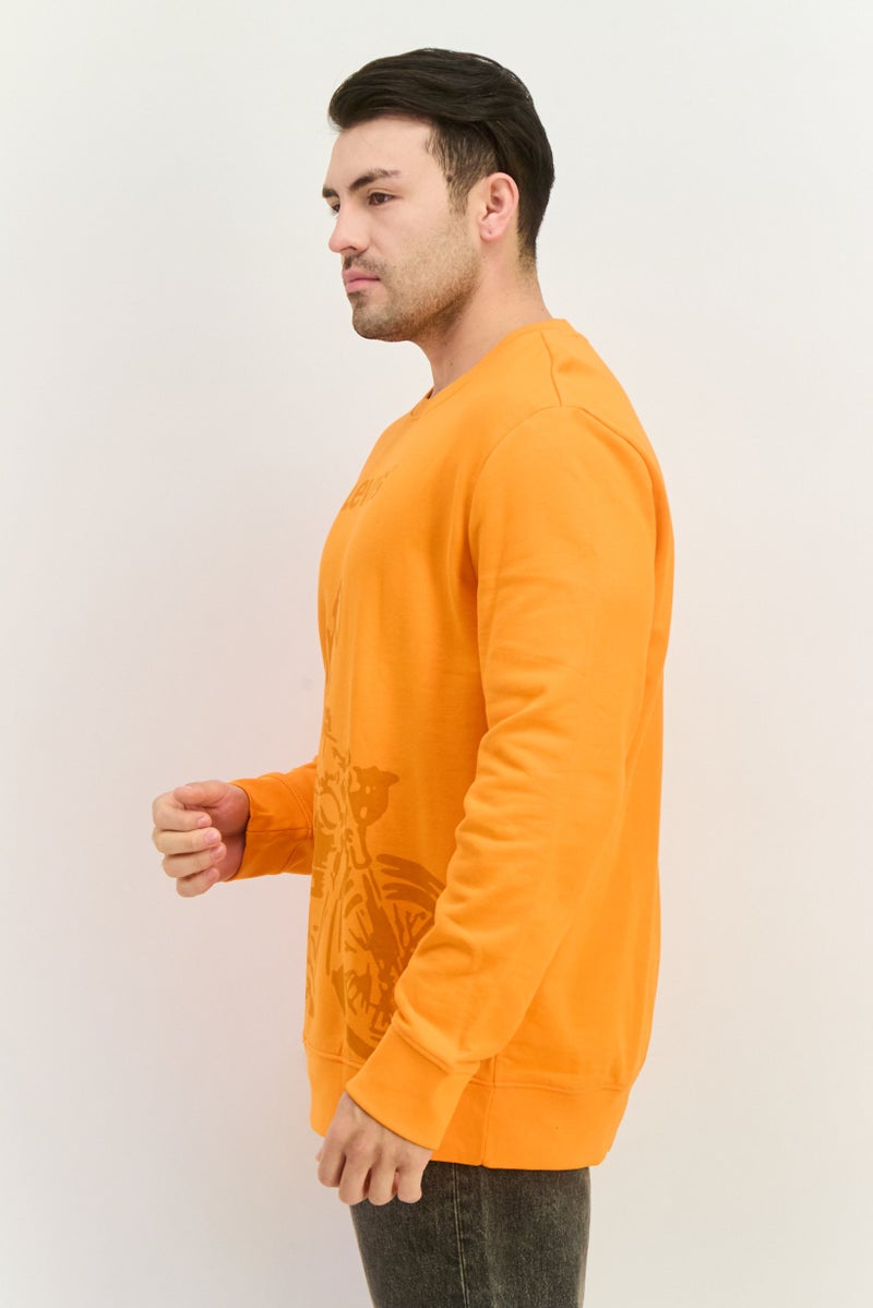 Levi's سويت شيرت رجالي بأكمام طويلة وياقة دائرية، شعار العلامة التجارية، برتقالي - Image 2