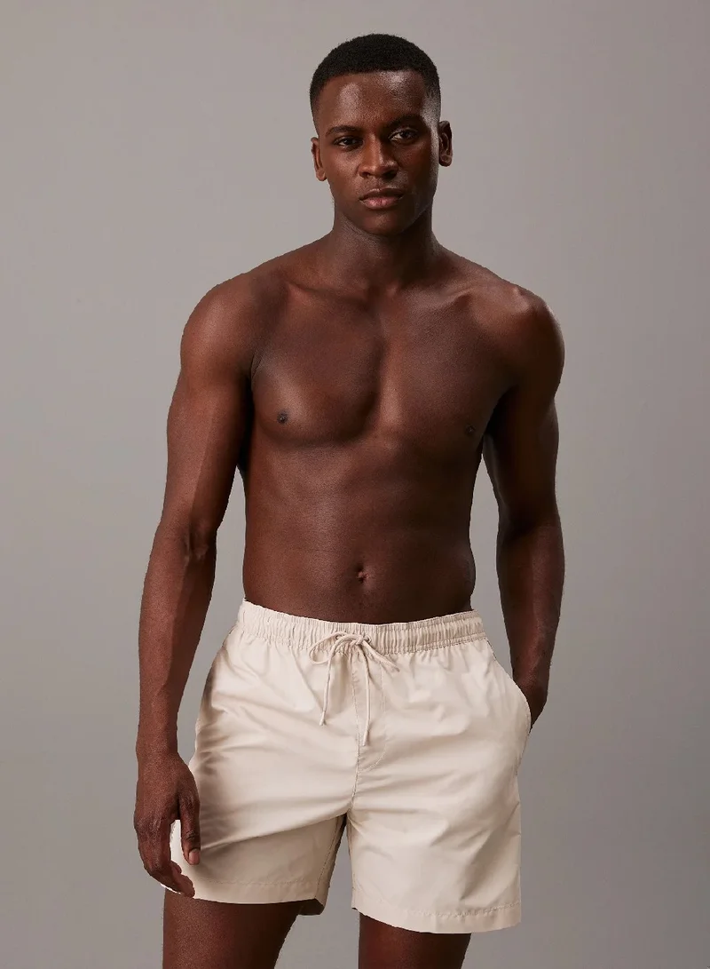 كالفن كلاين شورت سباحة برباط متوسط الطول