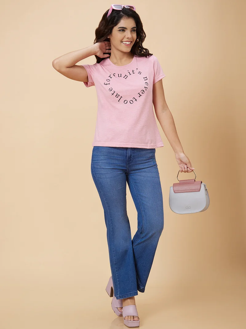 جلو باص جينز نسائي أزرق بقصة بوت كت وخصر مرتفع بتأثير باهت خفيف وخطوط رفيعة