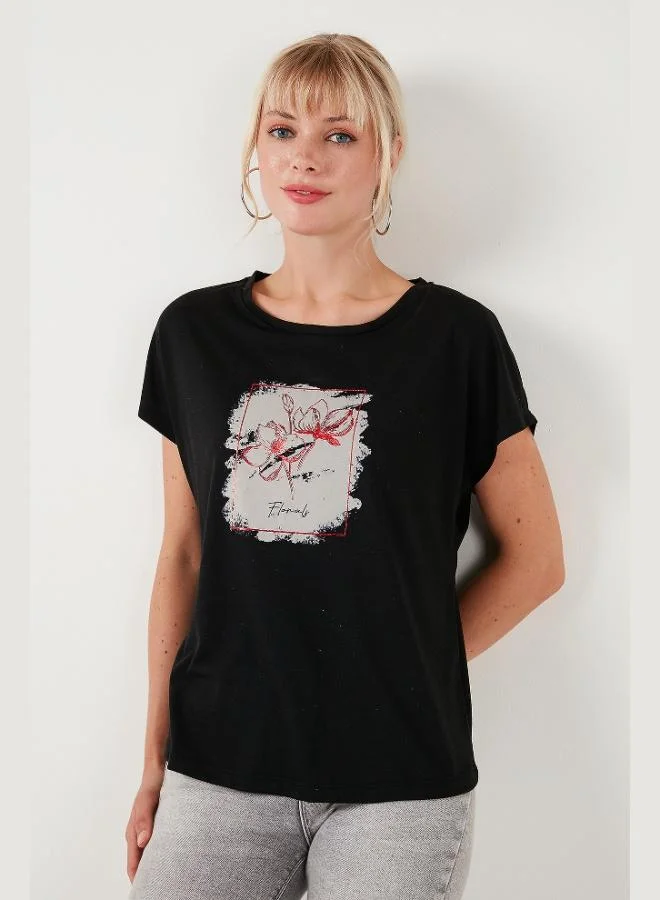 ليلا تيشيرت نسائي ليلا مطبوع بياقة مستديرة وقصة عادية