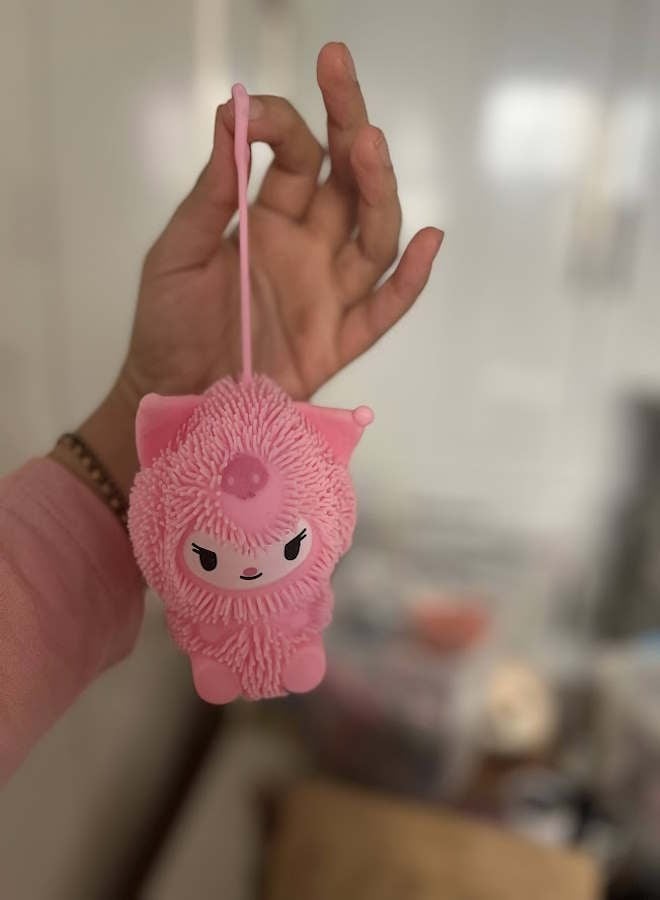 JOLLITY LLC لعبة كيوت كارتون كورومي لتخفيف الضغط مع ضوء LED متوهج، لعبة أنمي قابلة للقرص ببطء، مجموعة هدايا للأطفال 4 قطع - Image 2