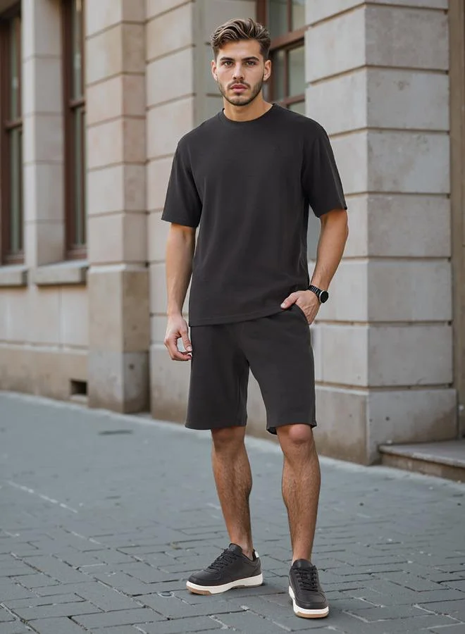 إمبيرور تيشيرت إمبراطور برقبة دائرية بتطريز الشعار