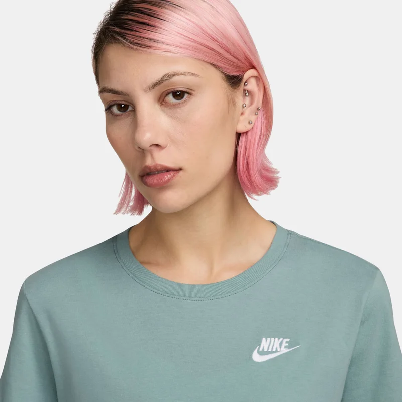 Nike Women's Sportswear Club Essentials T-Shirt