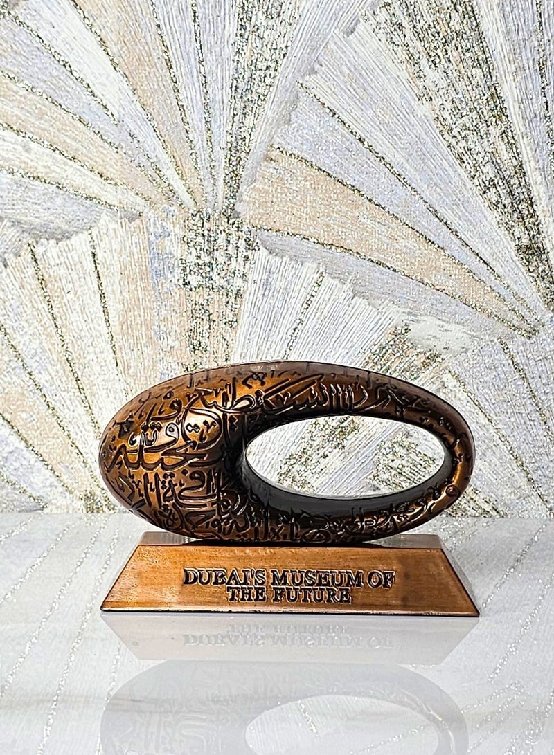سوق الهدايا التذكارية سوق التذكارات – ديكور متحف دبي معدني، قطعة واحدة مقاس 12×8×4.5 سم بلون نحاسي - Image 1