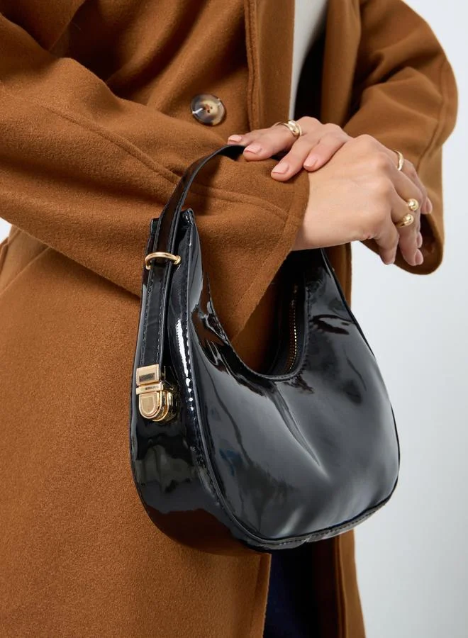 ستايلي شنطة هوبو بتفاصيل بارزة الملمس مع مقبض يد