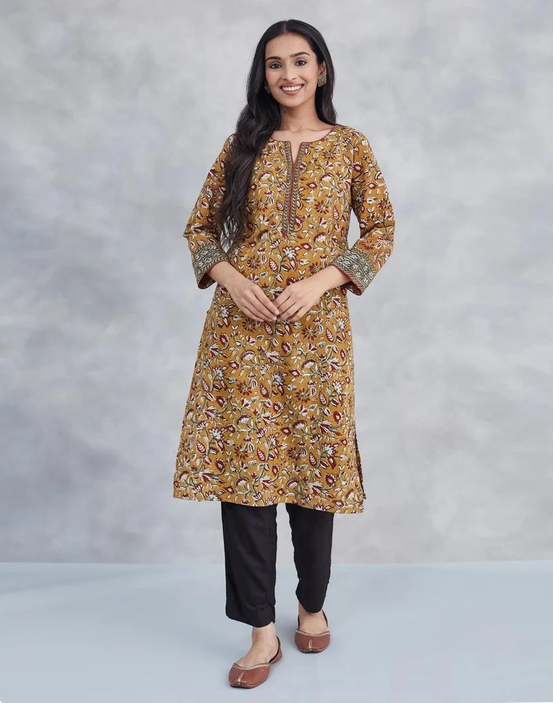 فاب انديا كرتا بطول الركبة بطبعة قطنية بالخردل