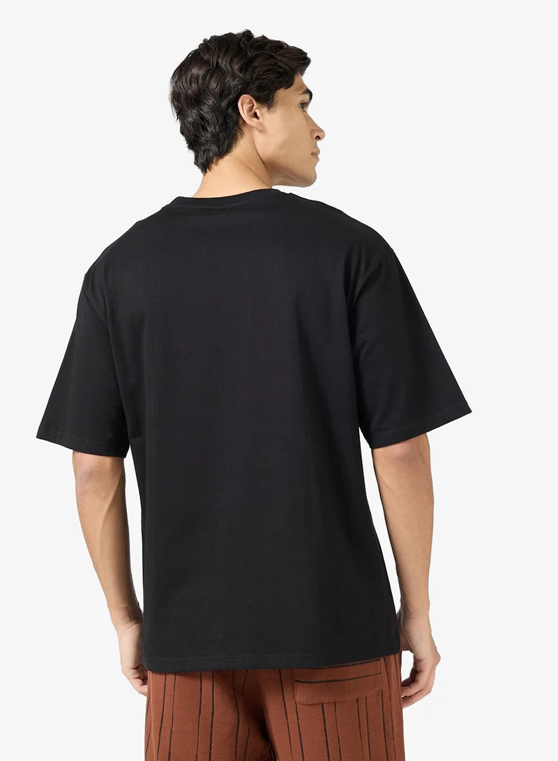 سفنتي فايف تيشيرت بطبعة جرافيك واسع