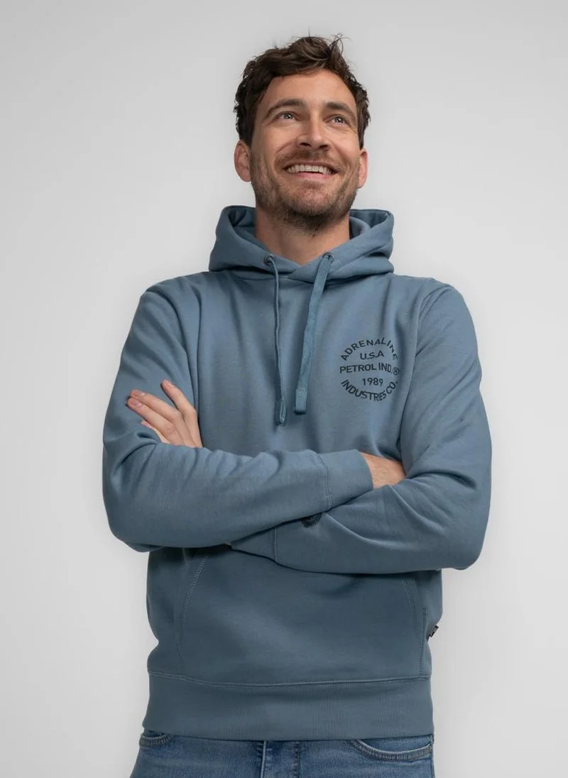 بترول اندستريز كنزة رجالية بغطاء رأس بطبعة