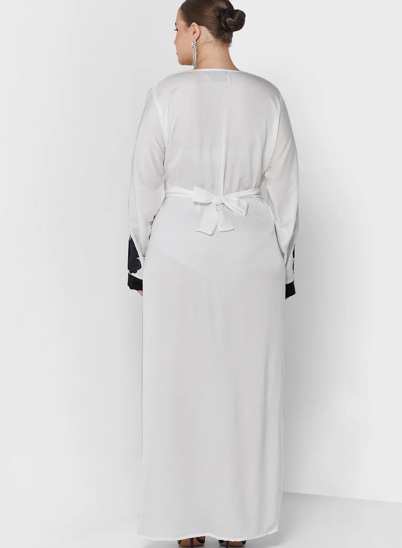 Hayas Closet Curve Embroidered Belted Jalabiya