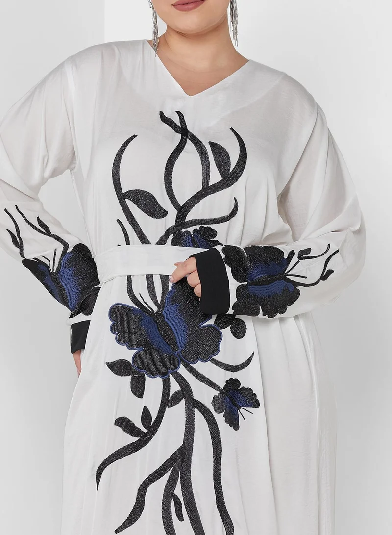 Hayas Closet Curve Embroidered Belted Jalabiya