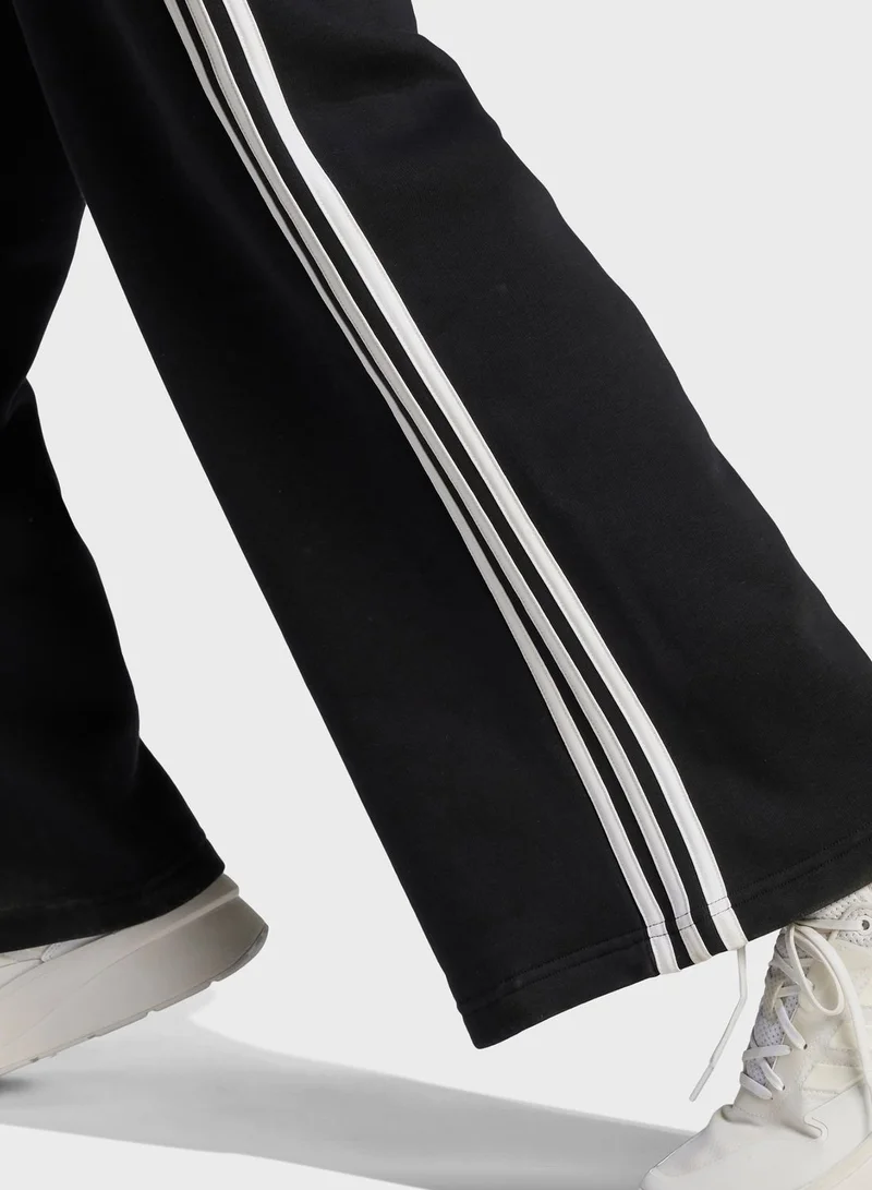 adidas بنطال إسينشال واسع من الفيليس مزين بـ 3 خطوط