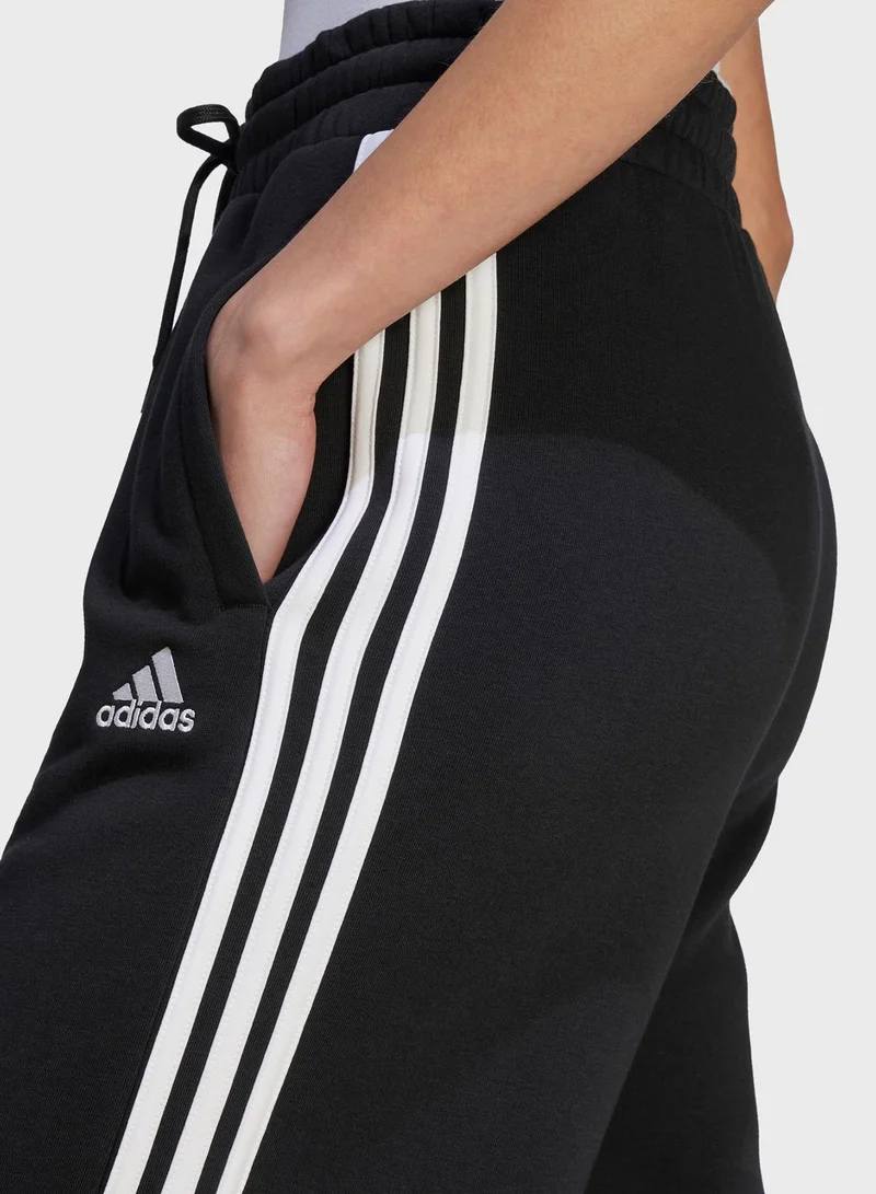 adidas بنطال إسينشال واسع من الفيليس مزين بـ 3 خطوط