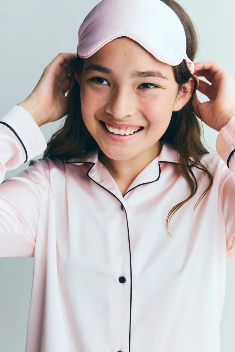 اتش اند ام قناع نوم مزين بطبعة