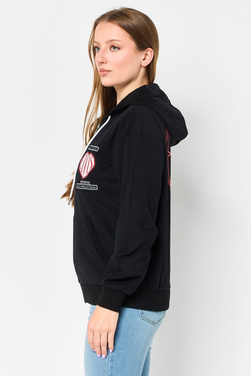 ELVIS سويت شيرتات بقلنسوة بأكمام طويلة مزينة بشعار للنساء، أسود - Image 3