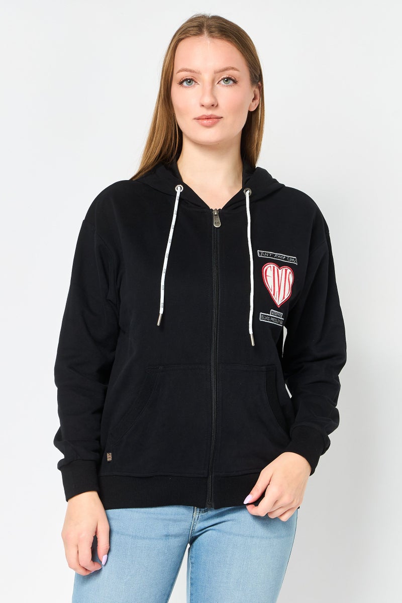 ELVIS سويت شيرتات بقلنسوة بأكمام طويلة مزينة بشعار للنساء، أسود - Image 1