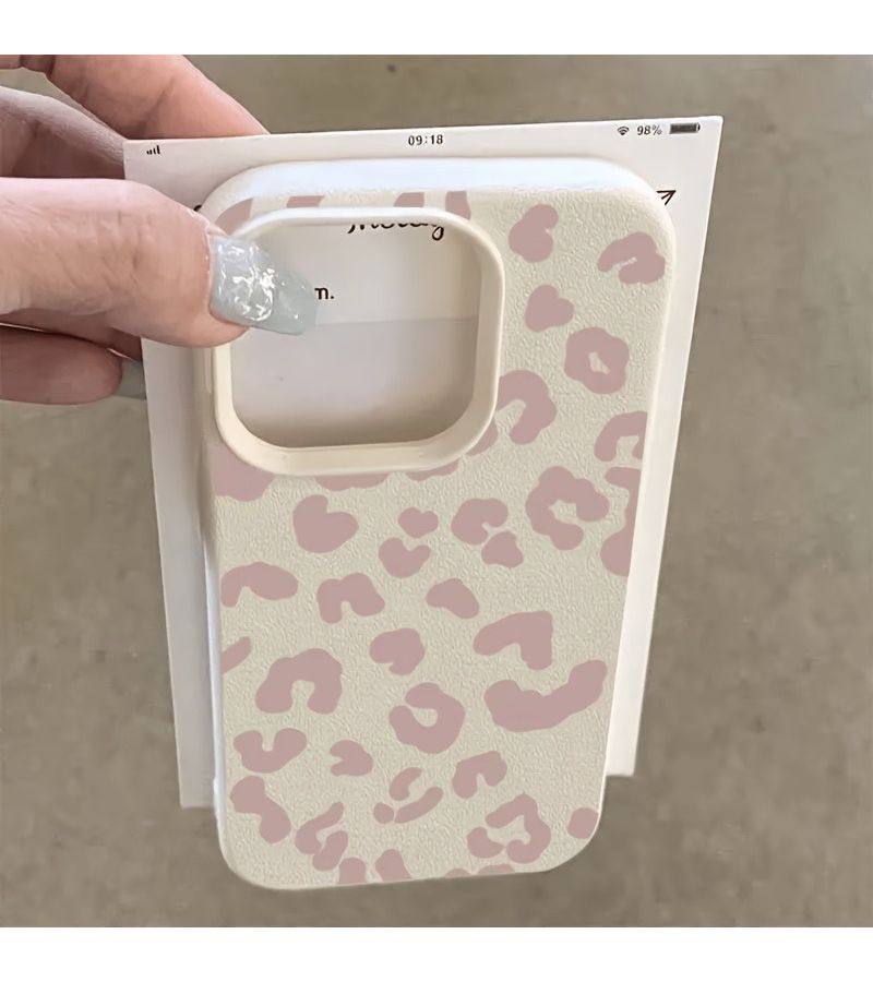 حافظة هاتف بنقشة الفهد الوردية وملمس الليتشي متوافقة مع iPhone 14 Plus - Image 4