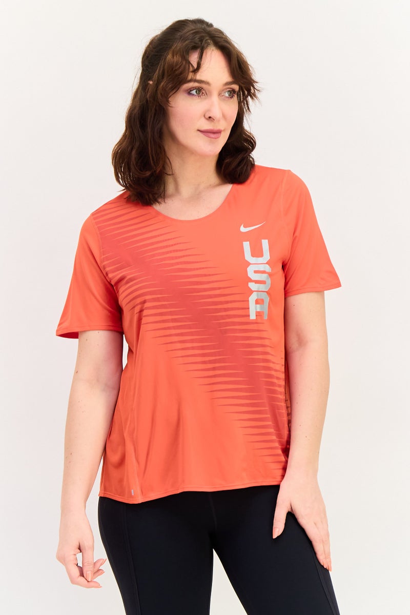 Nike تي شيرت جري للنساء بأكمام قصيرة من دري فيت بشعار العلامة التجارية، أحمر - Image 1