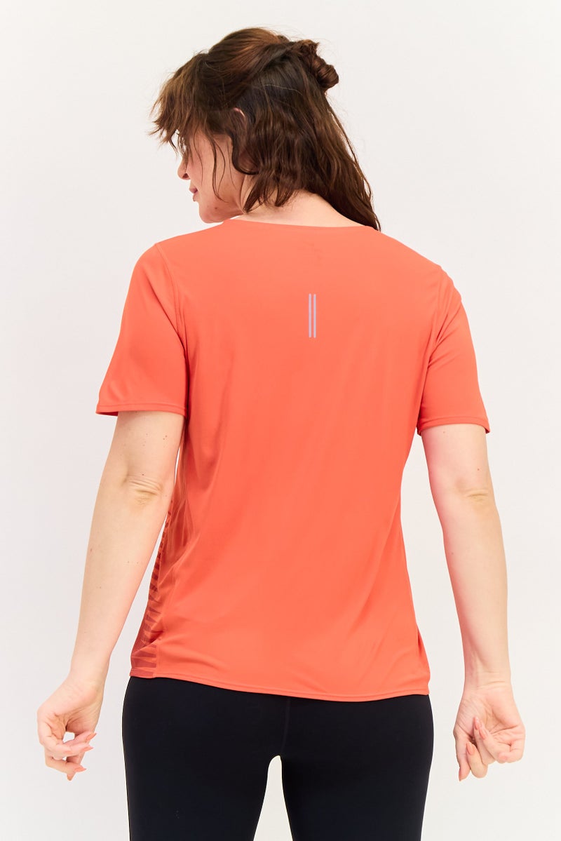 Nike تي شيرت جري للنساء بأكمام قصيرة من دري فيت بشعار العلامة التجارية، أحمر - Image 3