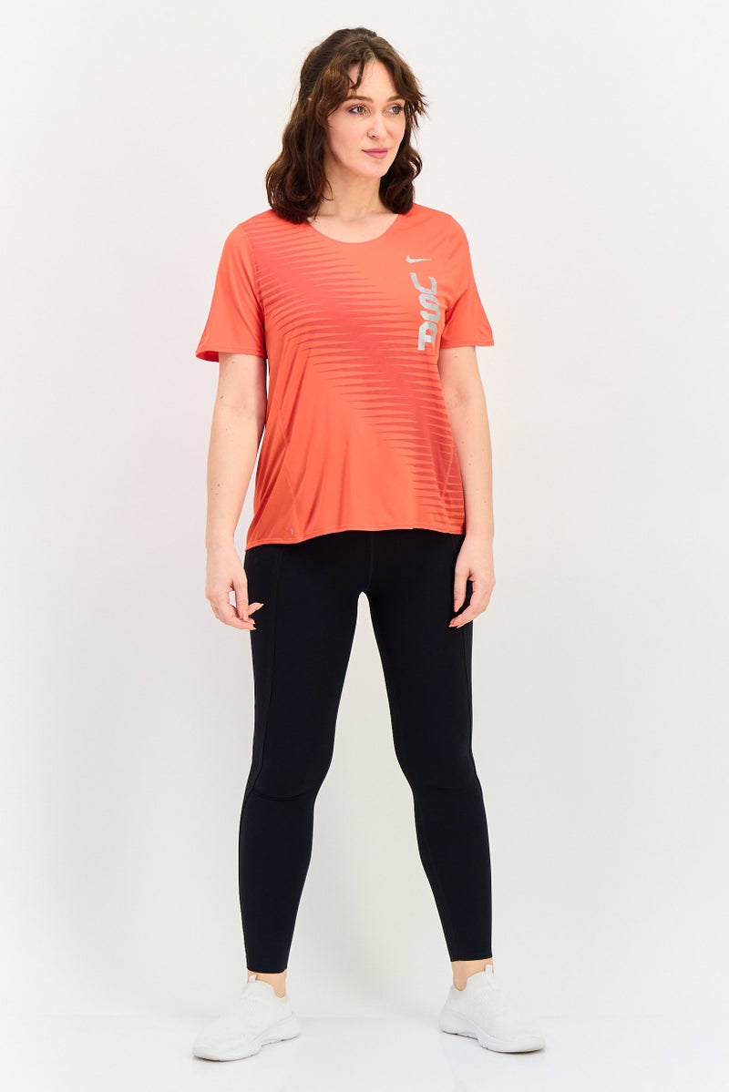 Nike تي شيرت جري للنساء بأكمام قصيرة من دري فيت بشعار العلامة التجارية، أحمر - Image 4