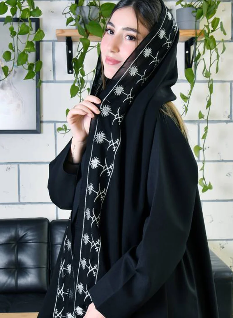 عبايات حوراء طرحة حرير سوداء أنيقة مع حزام فضي بشعار السيفين والنخلة – تصميم اليوم الوطني السعودي