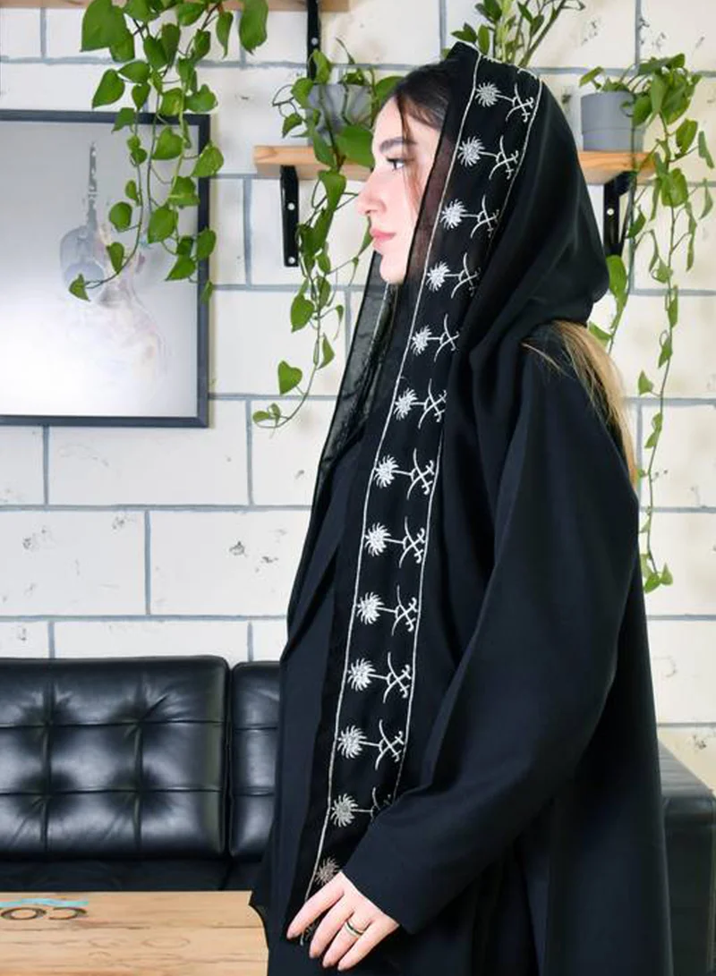 عبايات حوراء طرحة حرير سوداء أنيقة مع حزام فضي بشعار السيفين والنخلة – تصميم اليوم الوطني السعودي