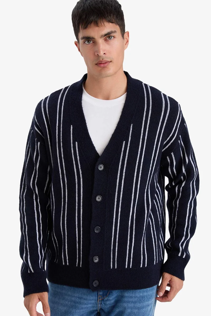 ديفاكتو Relax Fit V-Neck Buttoned Stripped Knit Cardigan