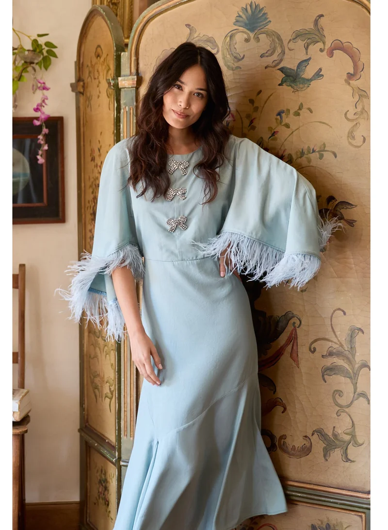 هوب اند ايفي فستان ميدي بأكمام فراشة وزخارف فيونكات مرصعة