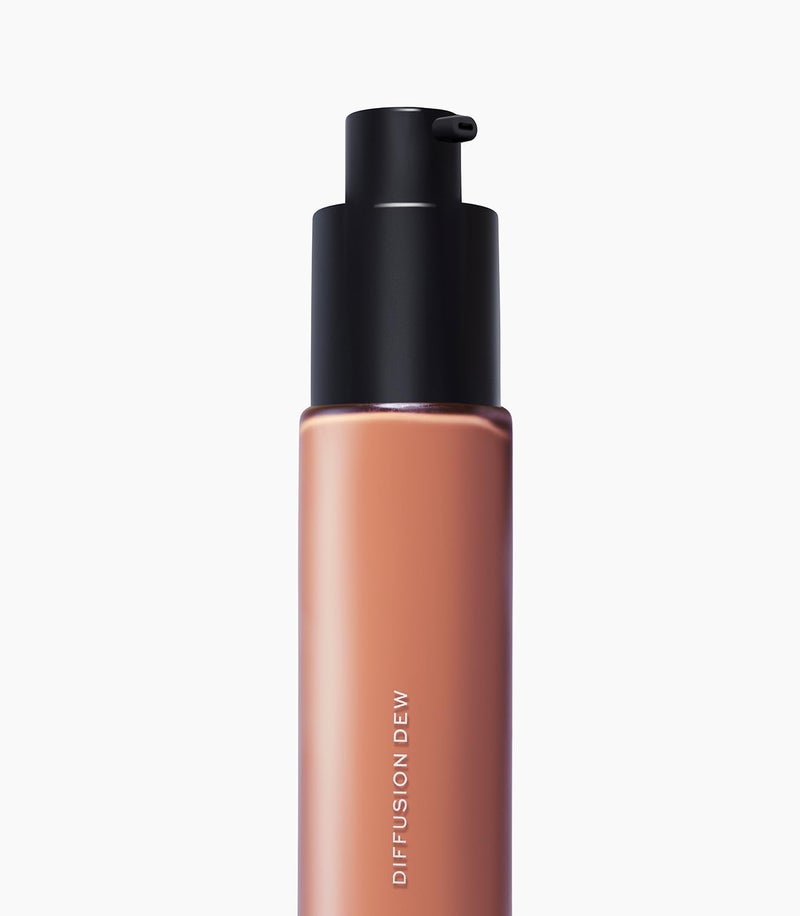 Make تلوين البشرة من MAKE Beauty Diffusion Dew. تغطية خفيفة إلى متوسطة مع لمسة إشراقة. تلطيف، تنعيم، وإضاءة للبشرة المتألقة. معززة بالنياسيناميد والأدينوزين. بندق 16 - Image 2