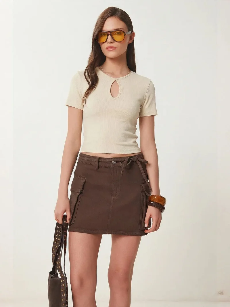 السعادة في إسطنبول ISTANBUL Ribbed Crew Neck Cut Out Crop Top