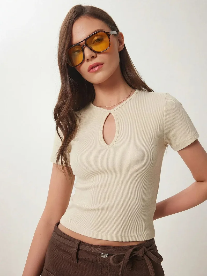 السعادة في إسطنبول ISTANBUL Ribbed Crew Neck Cut Out Crop Top