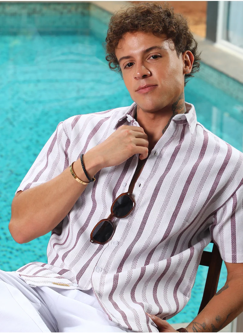 كامبوس سوترا Campus Sutra Men's Ivory White & Burgundy Red Pencil-Striped Shirt For Casual Wear | Spread Collar | Short Sleeve | Button Closure | Shirt Crafted With Comfort Fit For Everyday Wear